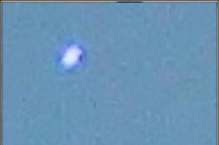 UFO hlídkují na obloze země během zemětřesení.
